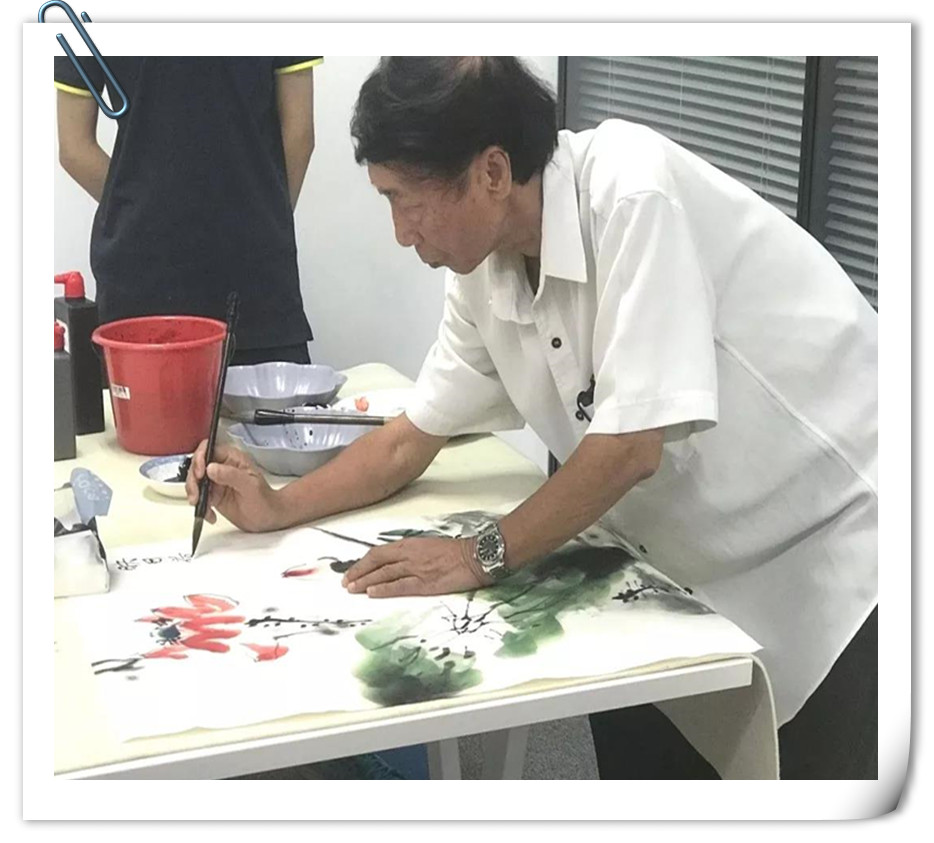 1534816536885517.jpg 進(jìn)貿(mào)通周末|著名國(guó)畫大師蒞臨進(jìn)貿(mào)通贈(zèng)《映日荷花》《紫氣東來》