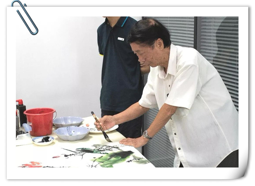 1534816555113109.jpg 進(jìn)貿(mào)通周末|著名國(guó)畫大師蒞臨進(jìn)貿(mào)通贈(zèng)《映日荷花》《紫氣東來》