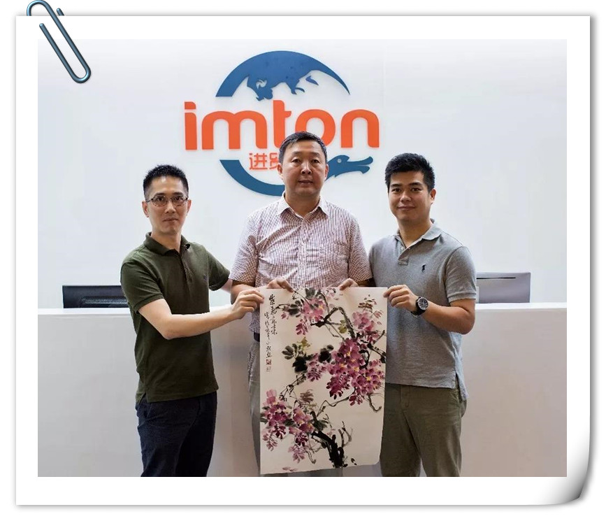 1534816583656477.jpg 進(jìn)貿(mào)通周末|著名國(guó)畫大師蒞臨進(jìn)貿(mào)通贈(zèng)《映日荷花》《紫氣東來》