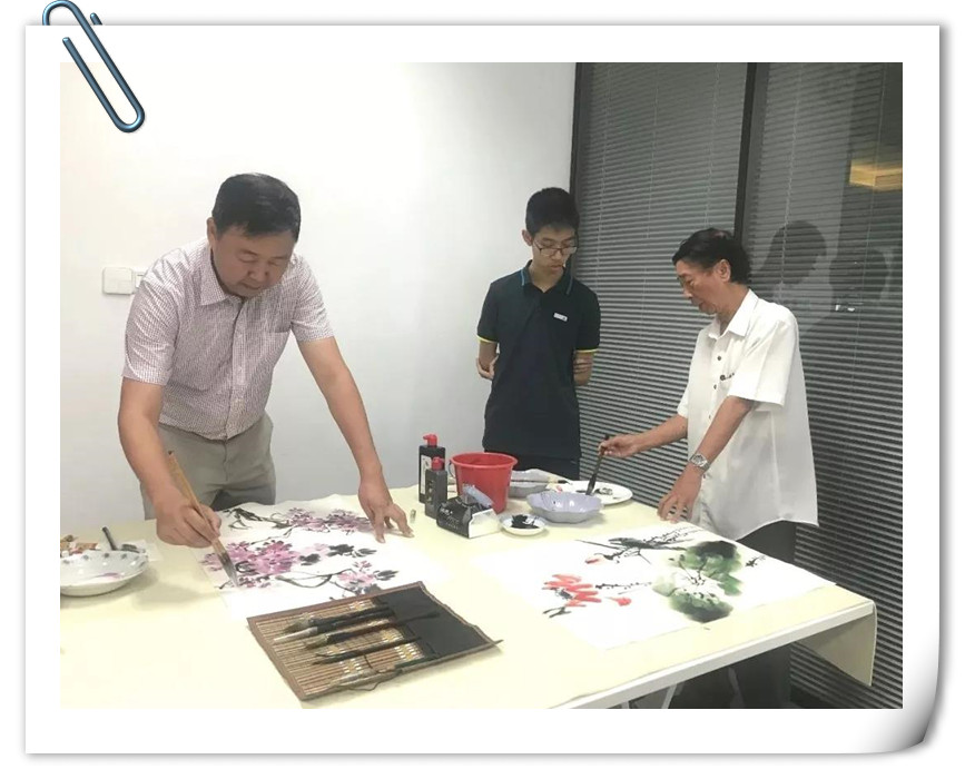 1534816641337487.jpg 進(jìn)貿(mào)通周末|著名國(guó)畫大師蒞臨進(jìn)貿(mào)通贈(zèng)《映日荷花》《紫氣東來》