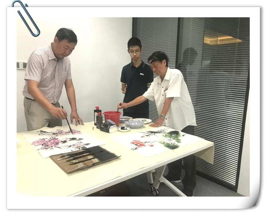 1534816662131830.jpg 進(jìn)貿(mào)通周末|著名國(guó)畫大師蒞臨進(jìn)貿(mào)通贈(zèng)《映日荷花》《紫氣東來》